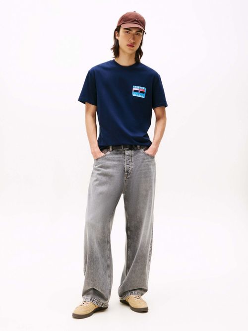 Playera-de-cuello-redondo-con-logo-grafico-de-hombre-Tommy-Jeans-DM0DM21980-C1G