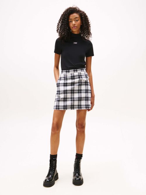 Playera-slim-con-cuello-perkins-de-mujer-Tommy-Jeans-DW0DW21563-BDS