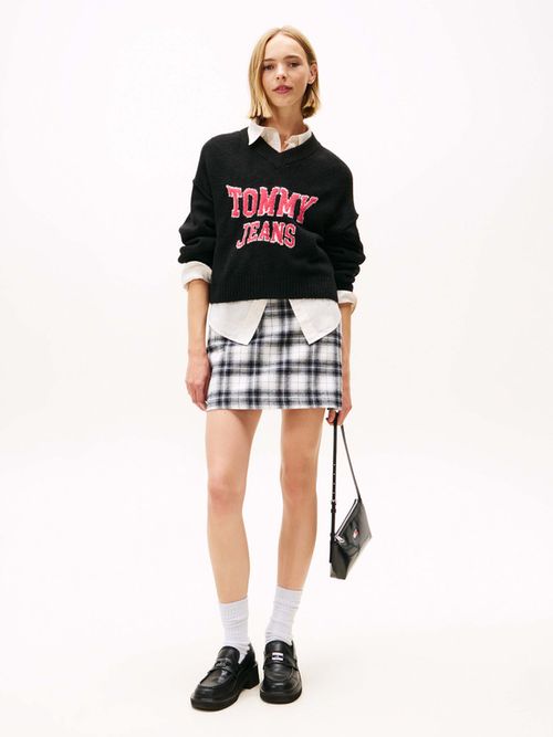 Sueter-con-cuello-de-pico-y-logo-de-mujer-Tommy-Jeans-DW0DW21711-BDS