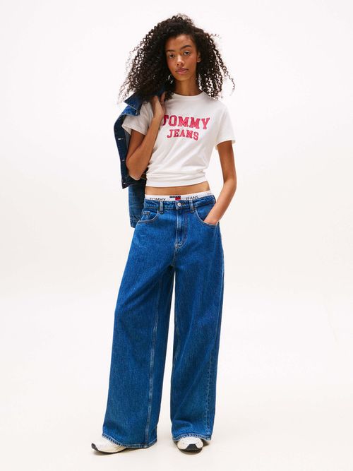 Playera-de-cuello-redondo-con-escudo-de-mujer-Tommy-Jeans-DW0DW21966-YBL