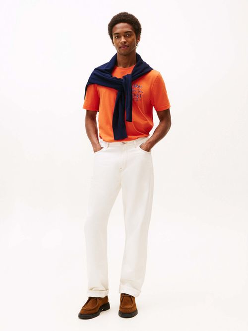 Playera-con-estampado-grafico-al-frente-de-hombre-Tommy-Hilfiger-MW0MW40033-SCX