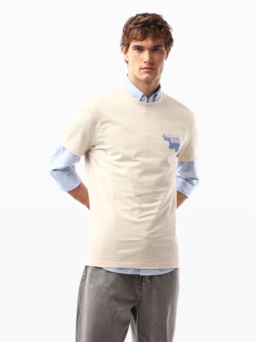 Playera-de-Corte-Regular-con-Logo-Grafico-de-Hombre-Tommy-Jeans-DM0DM21589-ACH