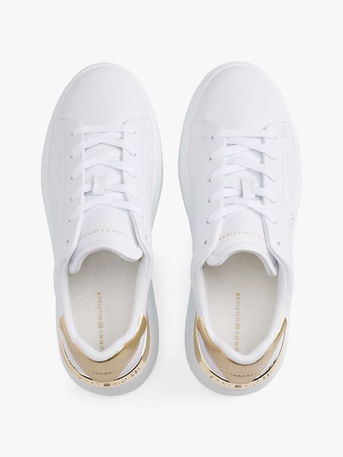 Tenis-de-piel-con-detalle-metalico-en-el-talon-de-mujer-Tommy-Hilfiger-FW0FW08817-YBR