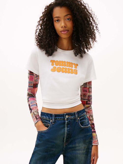 Playera-basica-moderna-con-logo-distintivo-DW0DW21956-YBL