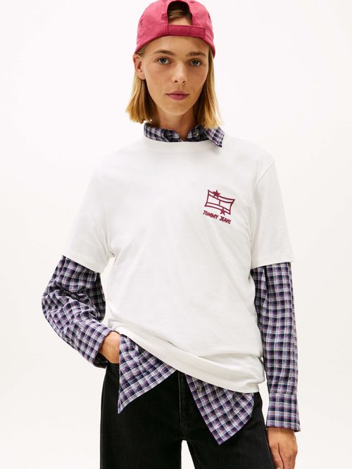 Playera-basica-moderna-con-logo-distintivo-DW0DW22515-YBL