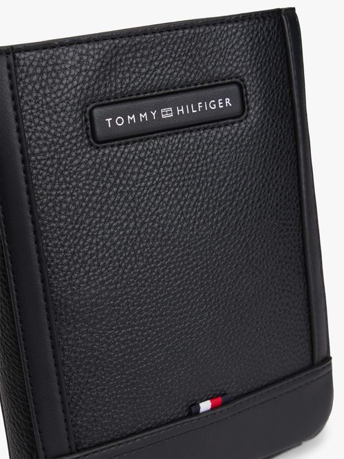 Bolsa-versatil-de-uso-diario-con-compartimentos-utiles-y-branding-iconico-AM0AM14012-BDS