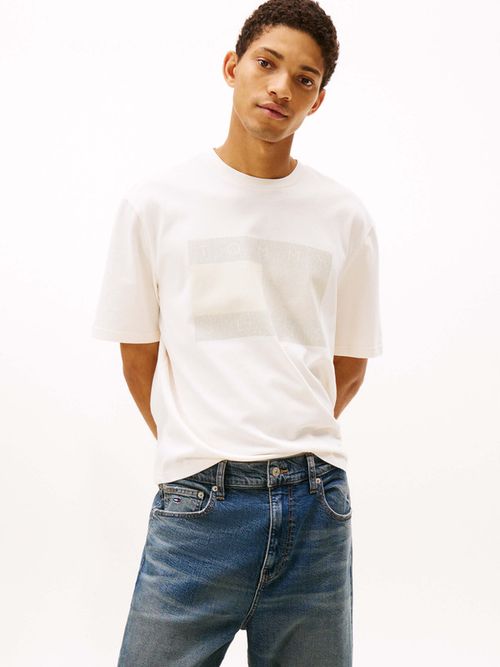 Playera-Con-Parche-Tonal-Del-Logo-90S-De-Hombre-Tommy-Jeans-DM0DM22463-YBH