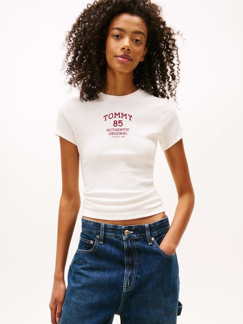 Playera-Acanalada-Con-Logo-De-Mujer-Tommy-Jeans-DW0DW21849-YBH