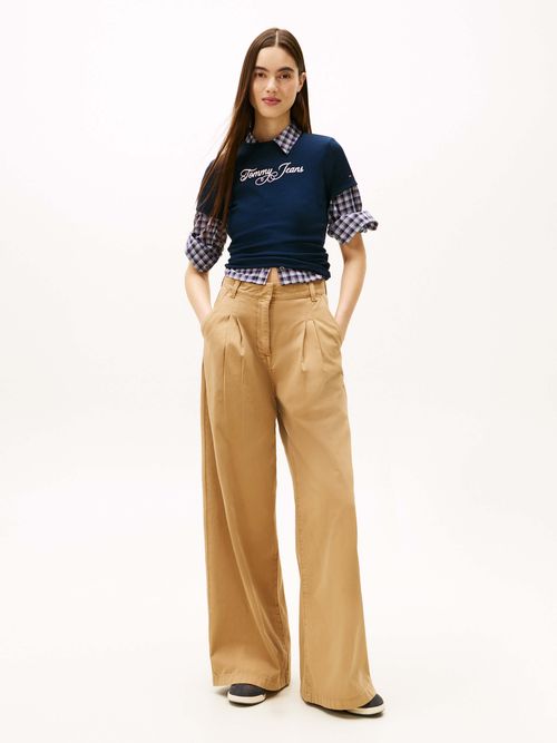 Playera-basica-moderna-con-logo-distintivo-DW0DW21838-C1G