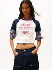 Playera-Slim-Con-Logo-Y-Mangas-Raglan-De-Mujer-Tommy-Jeans-DW0DW22536-YBH