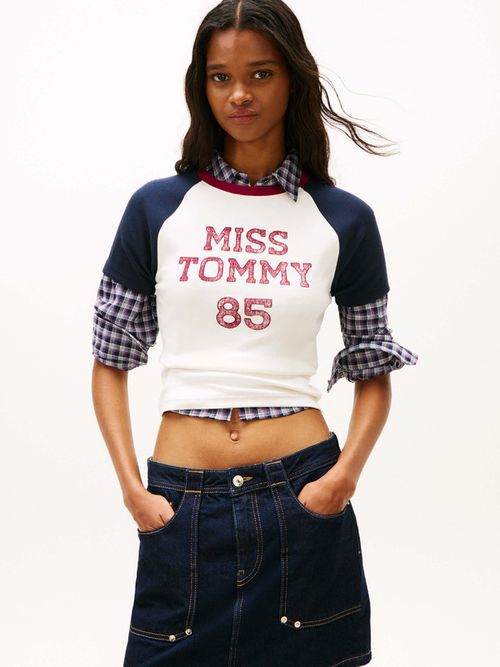 Playera-Slim-Con-Logo-Y-Mangas-Raglan-De-Mujer-Tommy-Jeans-DW0DW22536-YBH