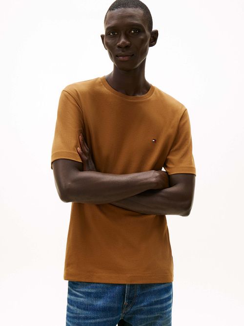 Playera-De-Cuello-Redondo-Y-Punto-Interlock-De-Hombre-Tommy-Hilfiger-MW0MW37508-GWP