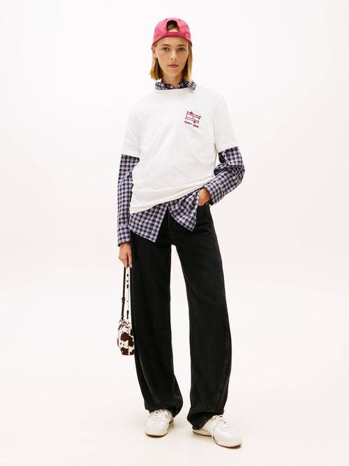 Playera-basica-moderna-con-logo-distintivo-DW0DW22515-YBL