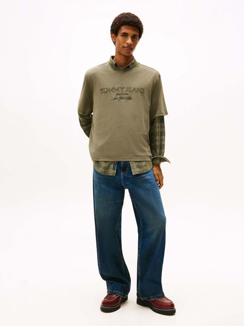 Playera-Clasica-Con-Logo-Tonal-De-Hombre-Tommy-Jeans-DM0DM22330-GY1