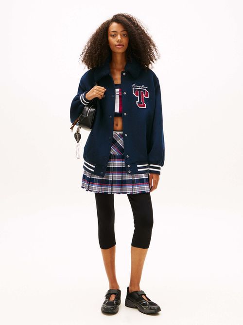 Chamarra-Universitaria-Oversize-Acolchada-De-Mujer-Tommy-Jeans-DW0DW22051-C1G