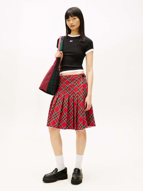 Playera-Slim-Acanalada-Con-Parche-Tommy-De-Mujer-Tommy-Jeans-DW0DW22575-BDS