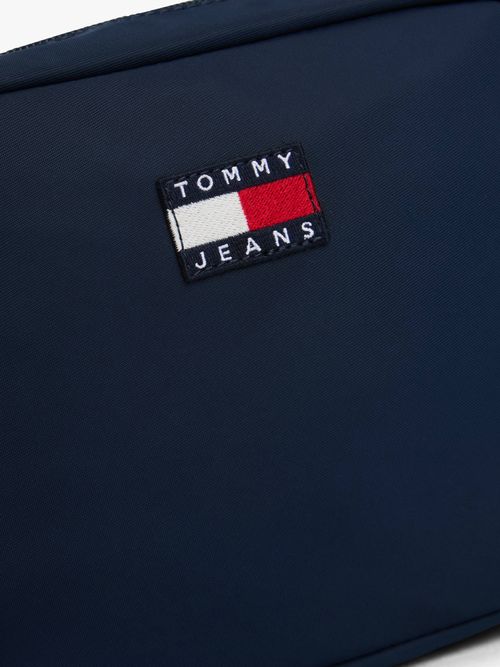 Bolsa-elegante-y-funcional-con-acabados-iconicos-AW0AW18070-C1G