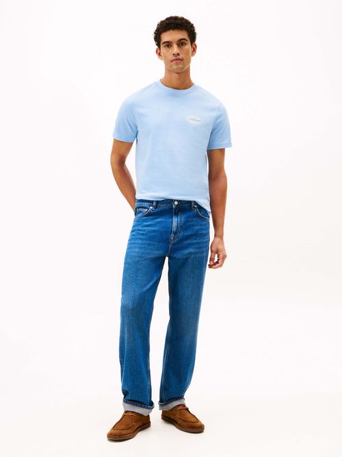 Playera-De-Corte-Amplio-Con-Grafico-Trasero-De-Hombre-Tommy-Hilfiger-MW0MW41460-C1Y