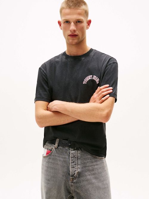 Playera-De-Cuello-Redondo-Con-Grafico-De-Hombre-Tommy-Jeans-DM0DM22060-BDS