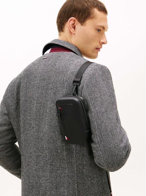 Bolsa-Versatil-De-Uso-Diario-Con-Compartimentos-utiles-Y-Branding-Iconico-De-Hombre-Tommy-Hilfiger-AM0AM14021-BDS