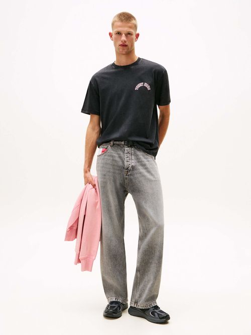 Playera-De-Cuello-Redondo-Con-Grafico-De-Hombre-Tommy-Jeans-DM0DM22060-BDS