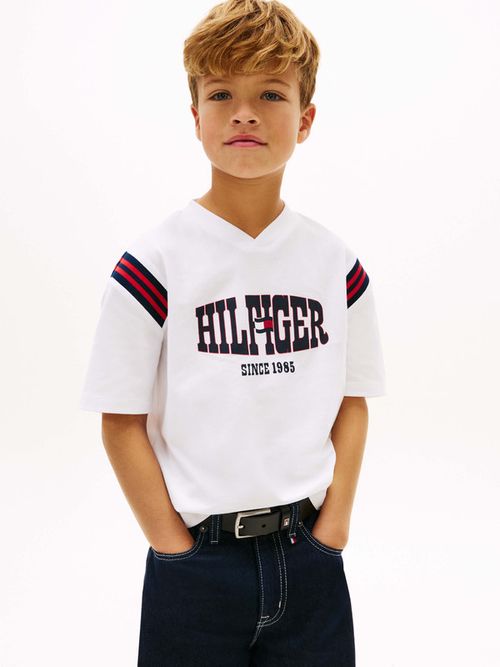 Playera-De-Punto-Con-Cuello-De-Pico-Y-Logo-De-Nino-Tommy-Hilfiger-KB0KB10272-YBR