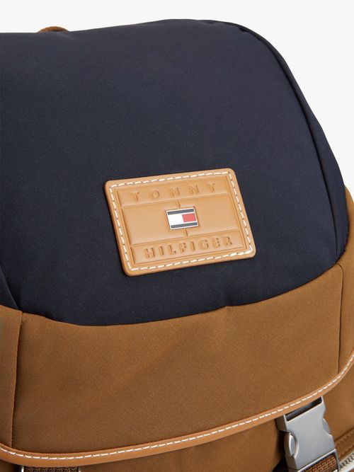 Mochila-Casual-Con-Solapa-Y-Bolsillos-De-Hombre-Tommy-Hilfiger-AM0AM14143-HI1