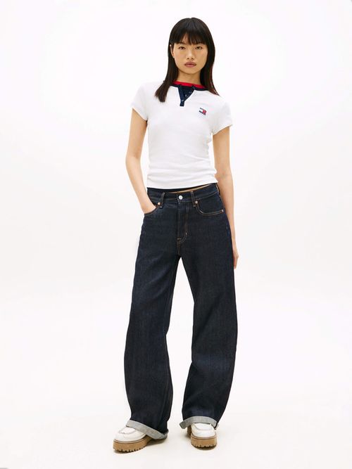 Playera-Tommy-Badge-Slim-De-Cuello-Henley-De-Mujer-Tommy-Jeans-DW0DW22276-YBL