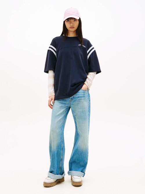Playera-Oversize-De-Cuello-Redondo-Con-Logo-De-Mujer-Tommy-Jeans-DW0DW22307-C1G
