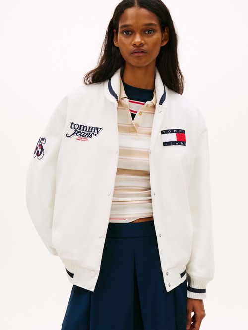 chamarra-varsity-oversize-en-lona-con-logo-de-mujer-tommy-jeans-dw0dw22585-ybh