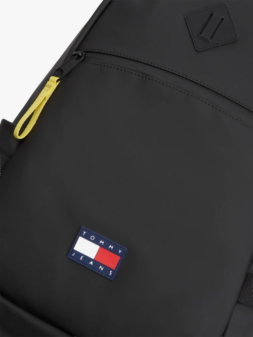 mochila-con-logo-engomado-y-doble-cremallera-de-hombre-tommy-hilfiger-am0am14217-bds