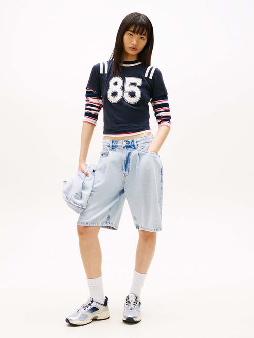 playera-slim-de-punto-aterciopelado-con-logo-de-mujer-tommy-jeans-dw0dw22760-c1g