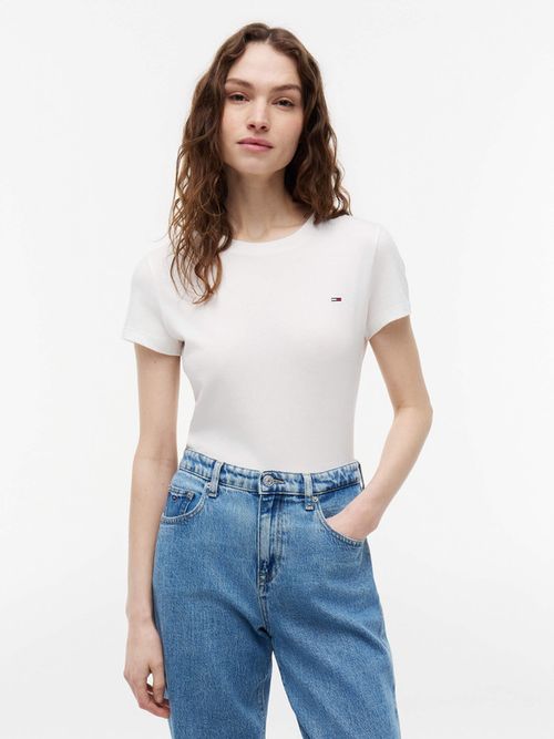 playera-slim-de-cuello-redondo-con-logo-bordado-para-mujer-dw0dw20459-ybl
