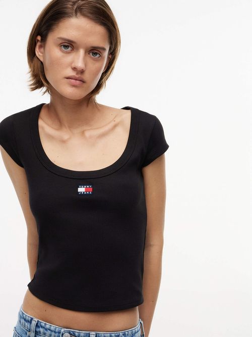playera-slim-de-cuello-redondo-y-amplio-con-parche-de-tommy-para-mujer-dw0dw22793-bds