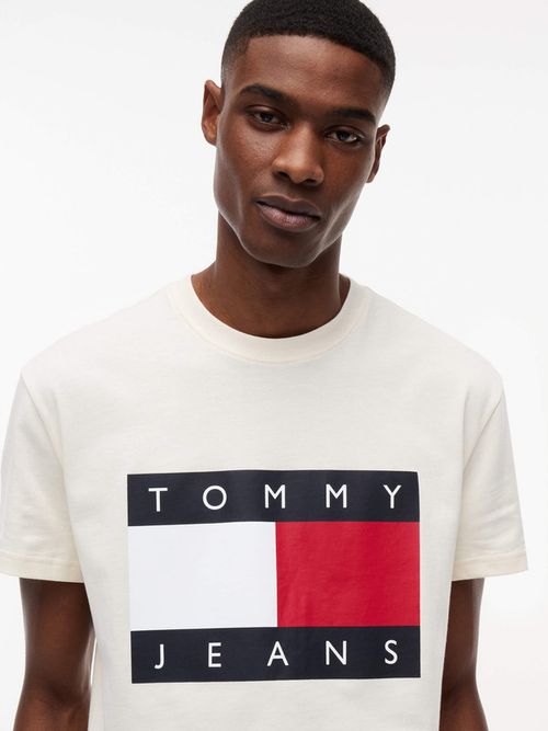 playera-con-cuello-redondo-y-logo-para-hombre-tommy-jeans-dm0dm22645-aef